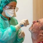 Enfermera haciendo test coronavirus a un hombre  (imagen de archivo)
